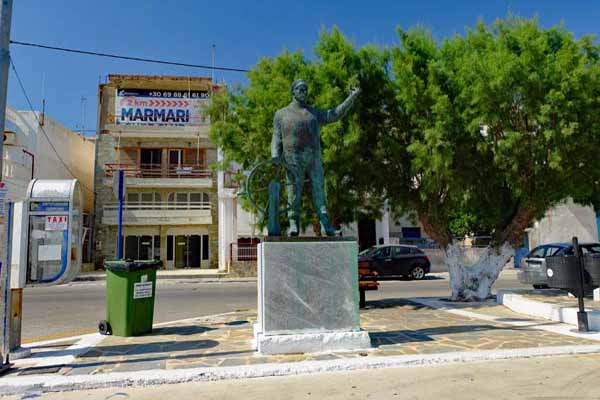 Marmari Statue am Hafen