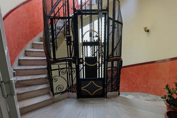 Athen Hotel Cecil Fahrstuhl