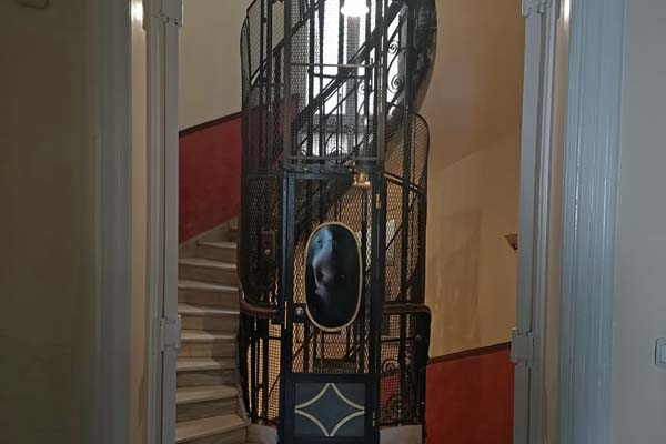 Athen Hotel Cecil Fahrstuhl
