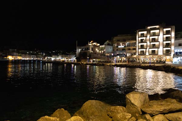 Pigadia Promenade am Abend