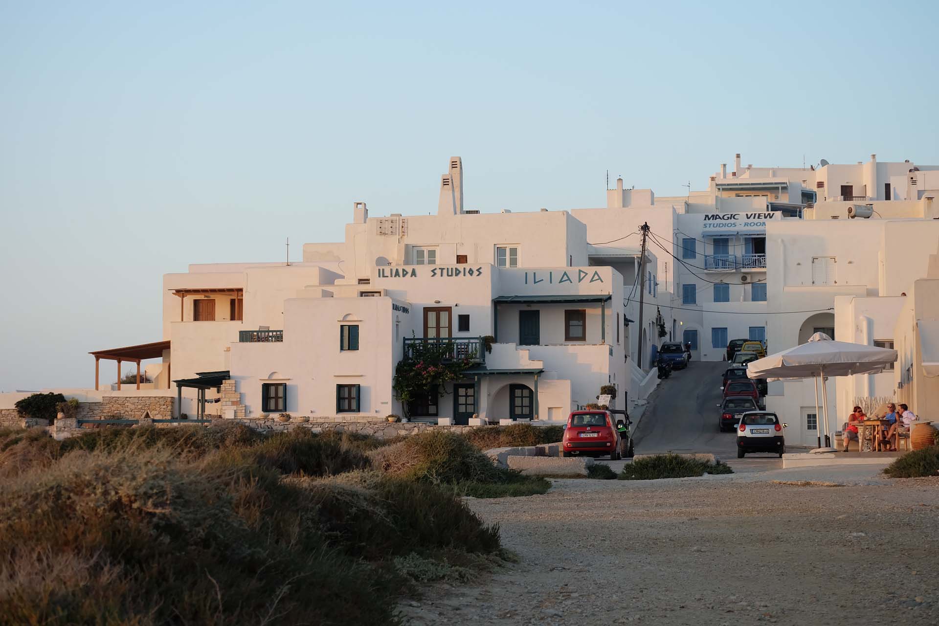 Kleine weisse Hotels und Apartmenthaeuser am Hang
