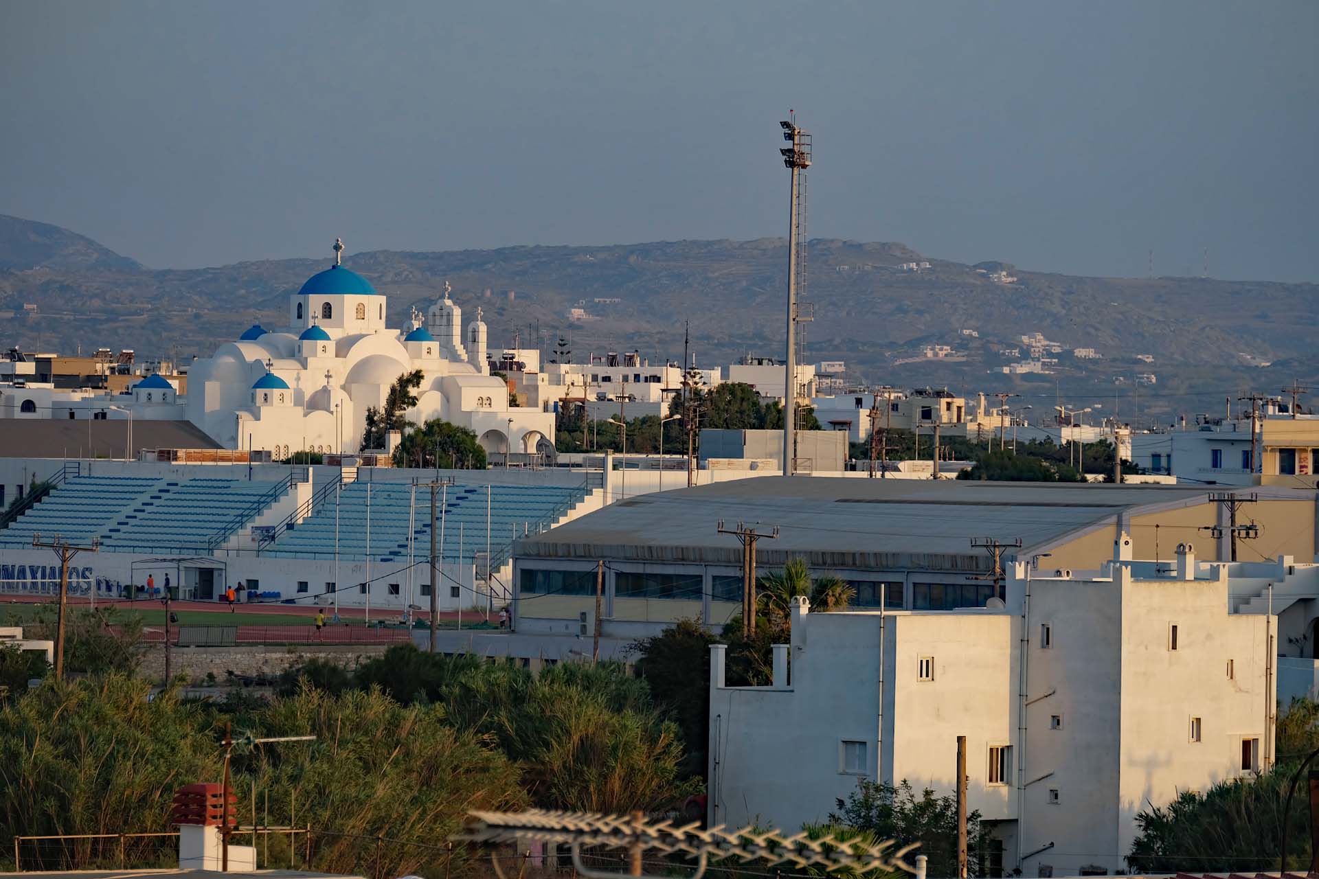 Das Sportstadion und im Hintergrund die imposante Kirche Agios Nikodimos
