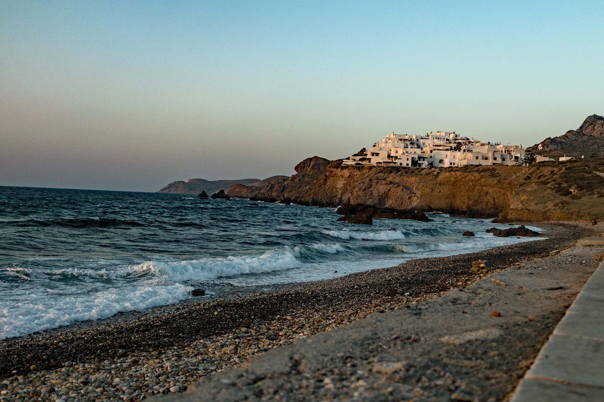 Die markante Klippenfront des Stadtteils direkt am Meer