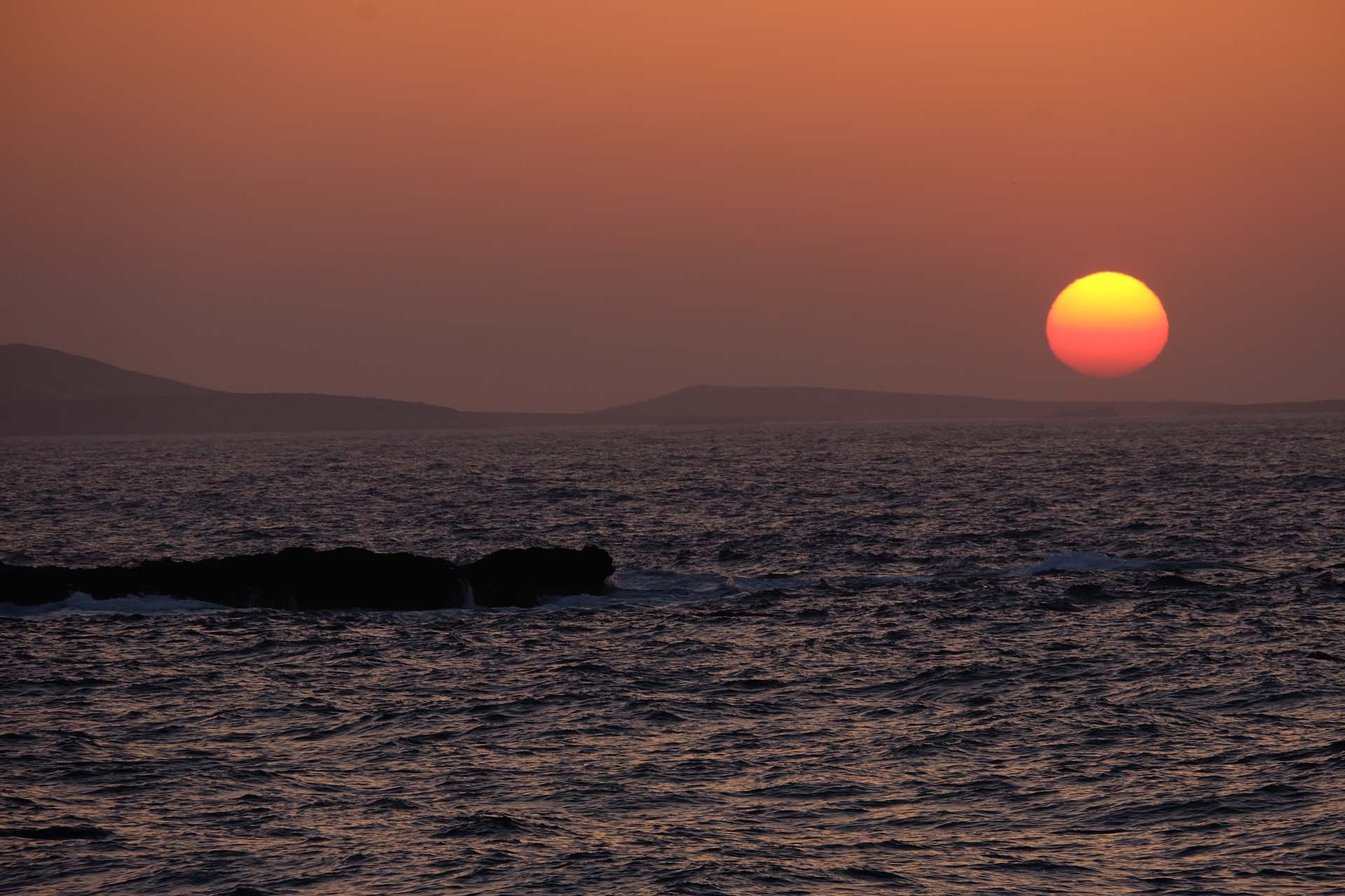 Farbenfroher Sonnenuntergang ueber der Aegaeis von Grotta aus gesehen