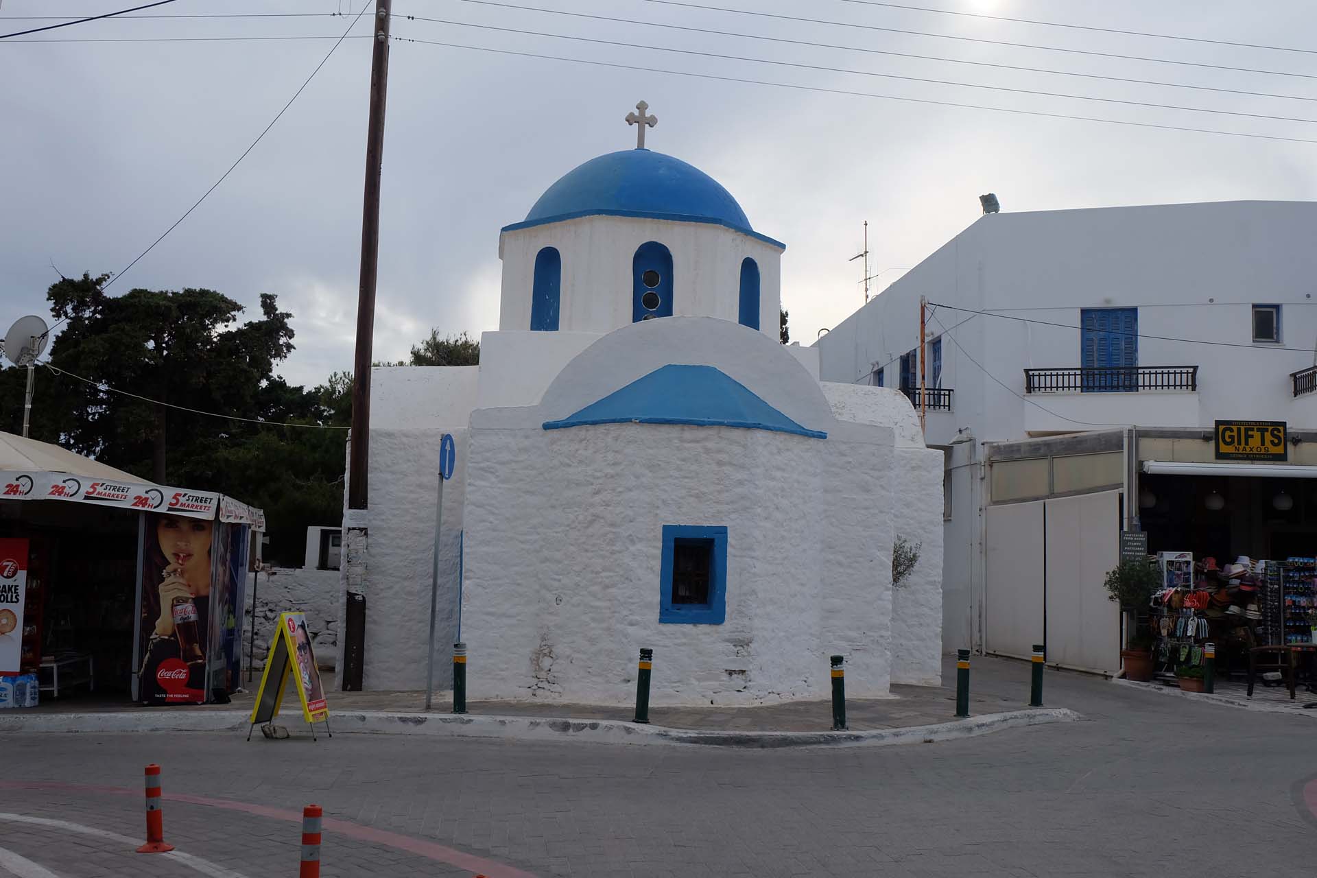 Die weisse griechisch-orthodoxe Kirche Agios Nikolaos mit blauer Kuppel
