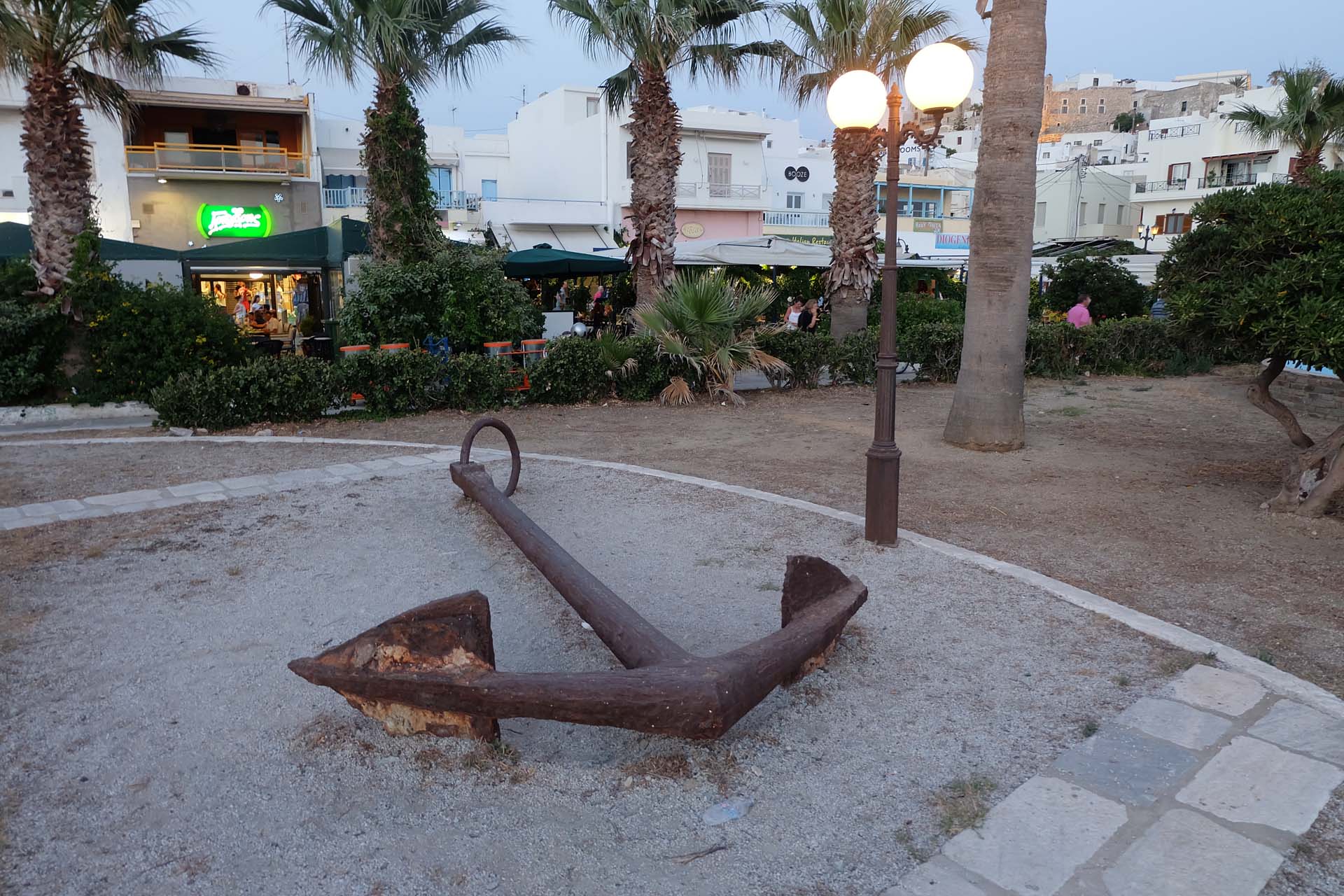 Ein grosser alter Schiffsanker als Dekoration an der Hafenpromenade