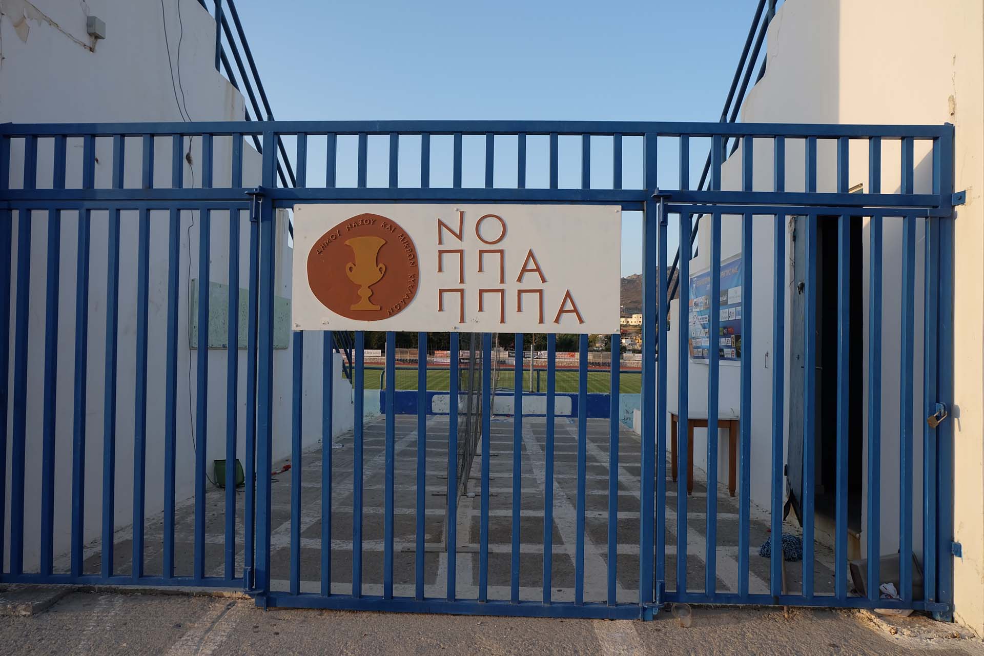 Ein geschlossenes schmiedeeisernes Tor vor einer historischen Passage