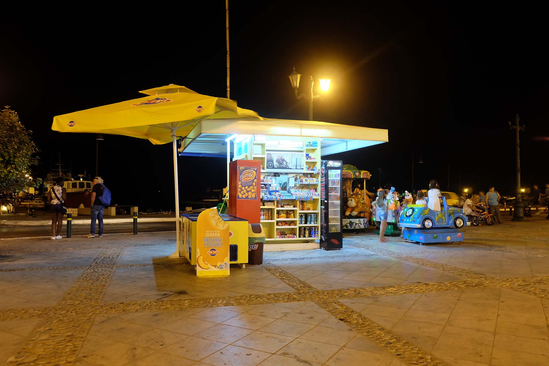 Ein typisch griechischer Kiosk &ndash; genannt Periptero &ndash; am Strassenrand