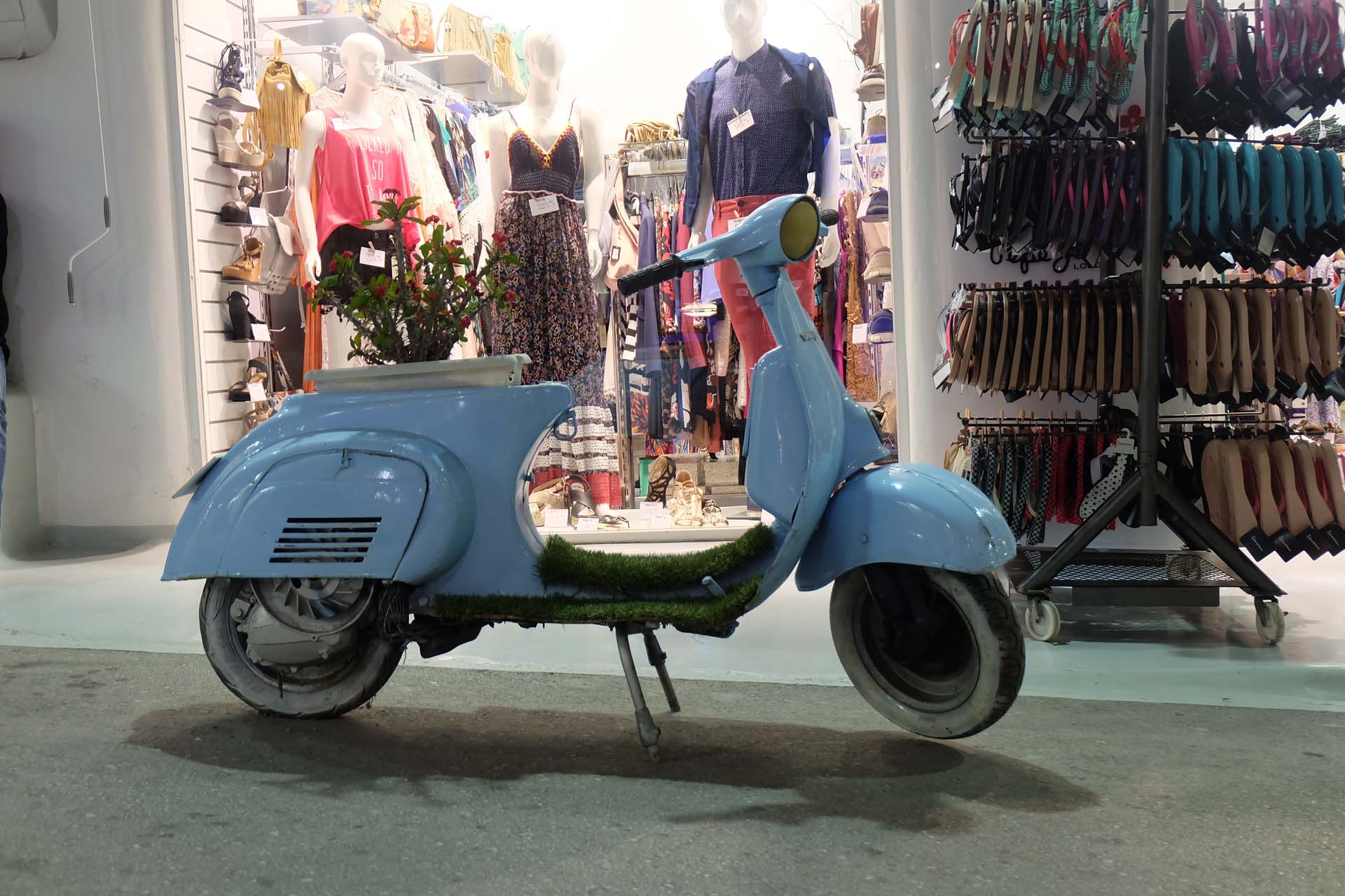 Geparkte Motorroller in einer typischen kykladischen Seitengasse