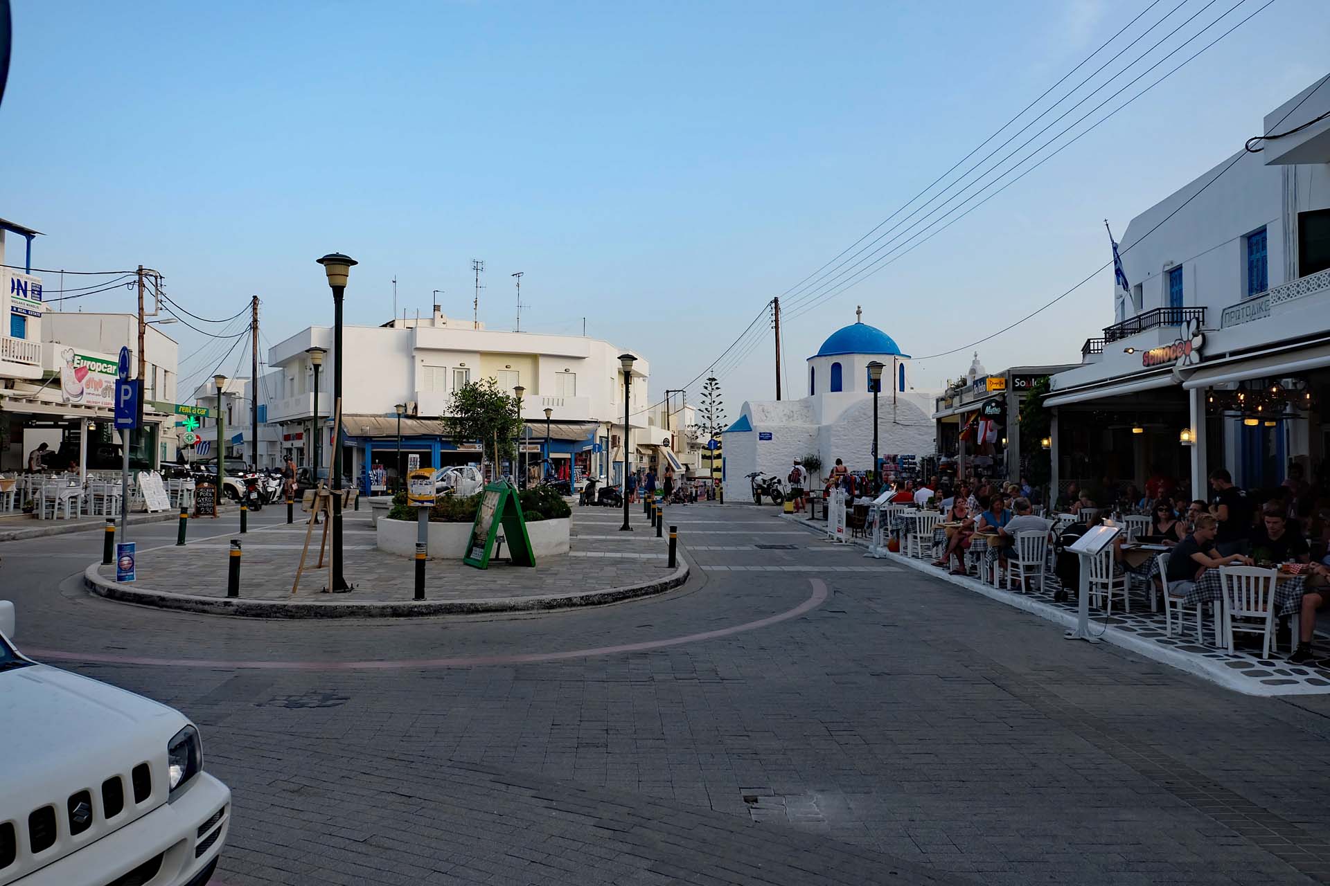 Der weite freie Platz Plateia Petroi Evipaioi in Chora