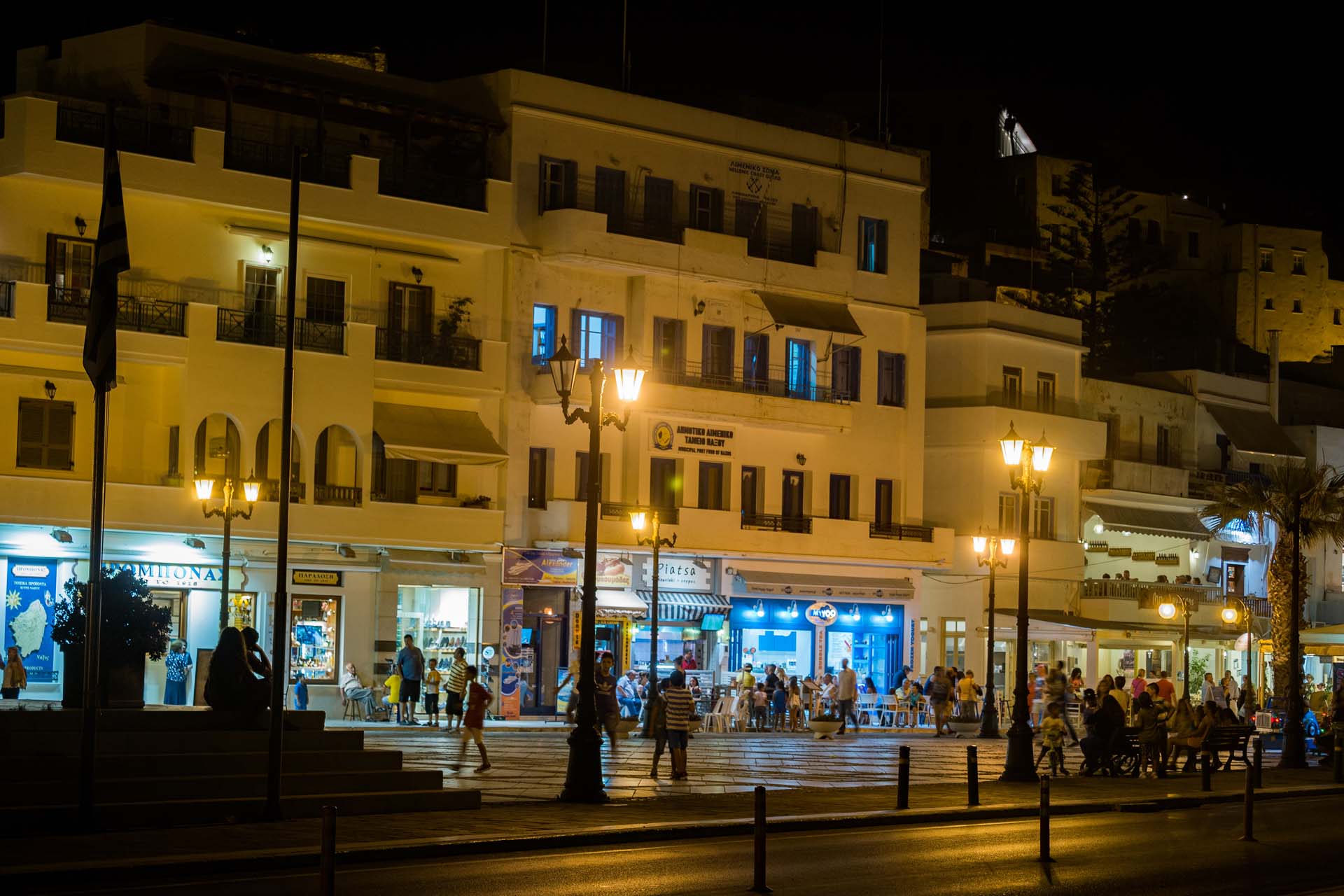 Der zentrale Platz in Naxos Chora mit Baenken im Abendlicht