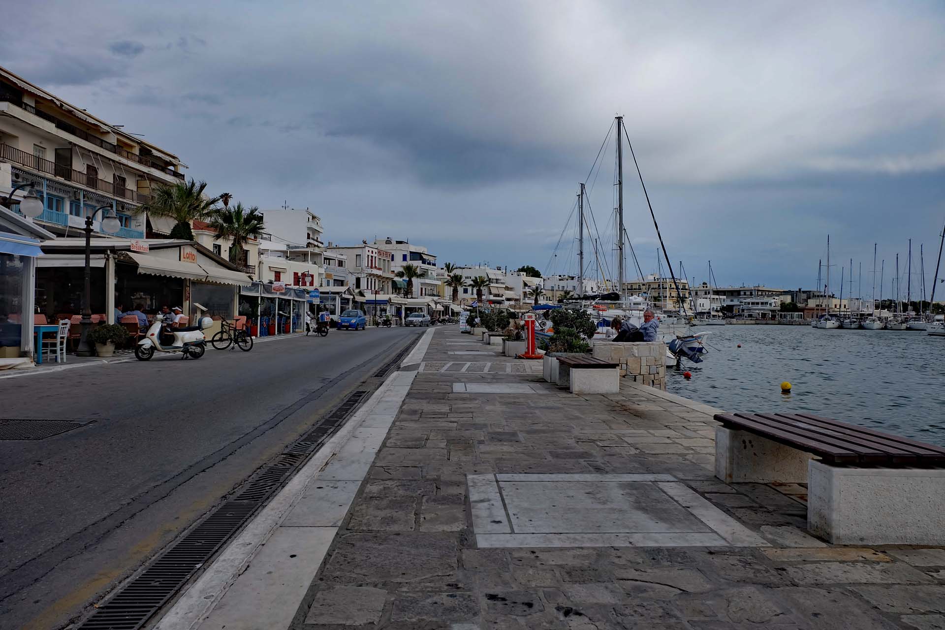 Blick entlang der breiten Hafenpromenade von Naxos Stadt tagsueber
