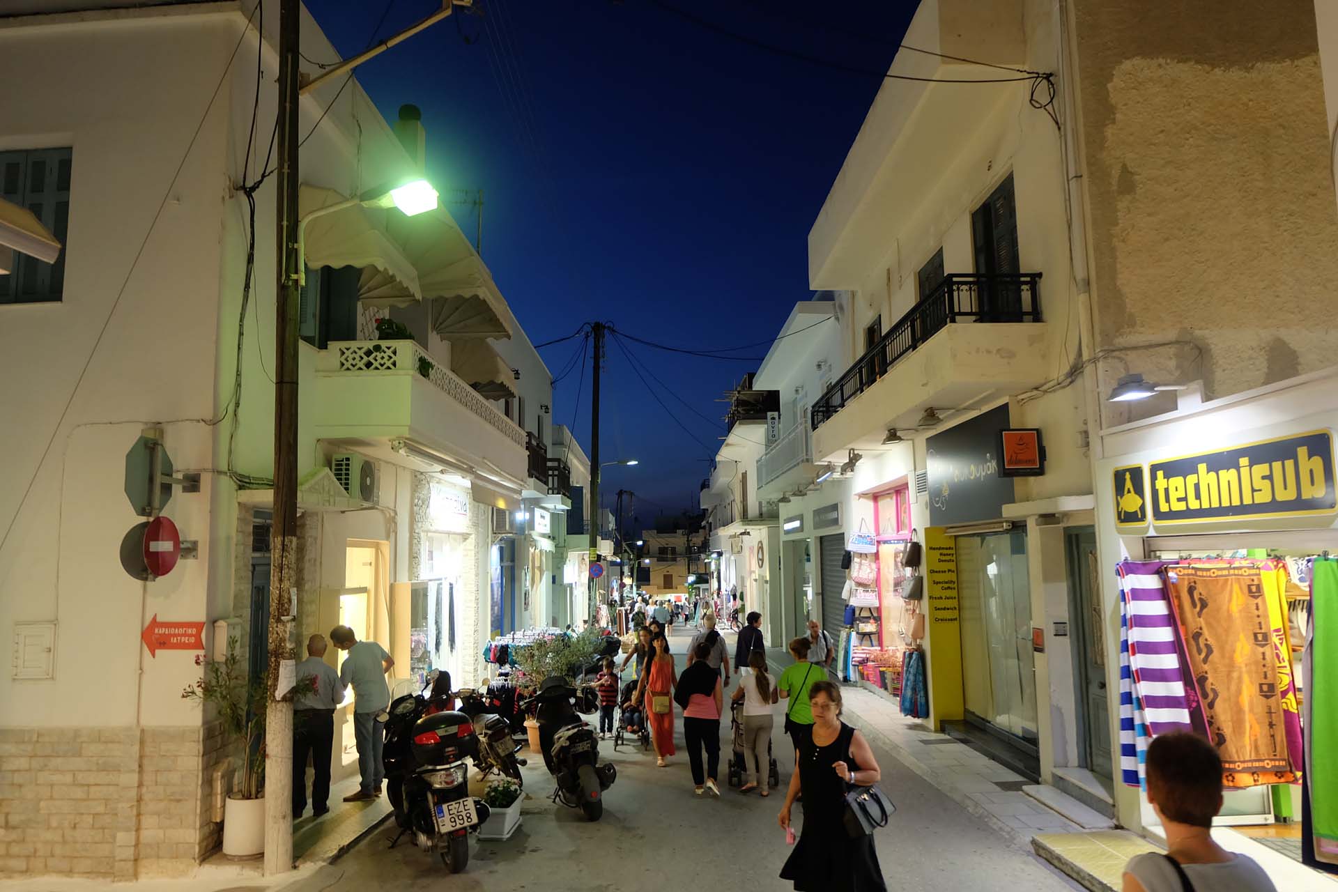 Die belebte Shoppingmeile von Naxos Chora in der Abenddaemmerung