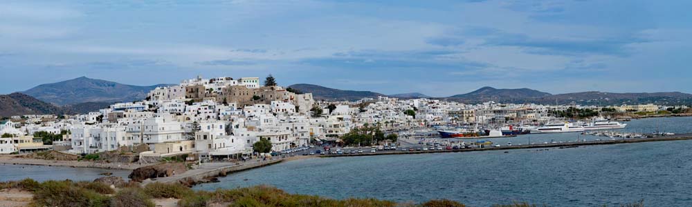 Panoramaausblick vom Portara auf die Skyline Choras