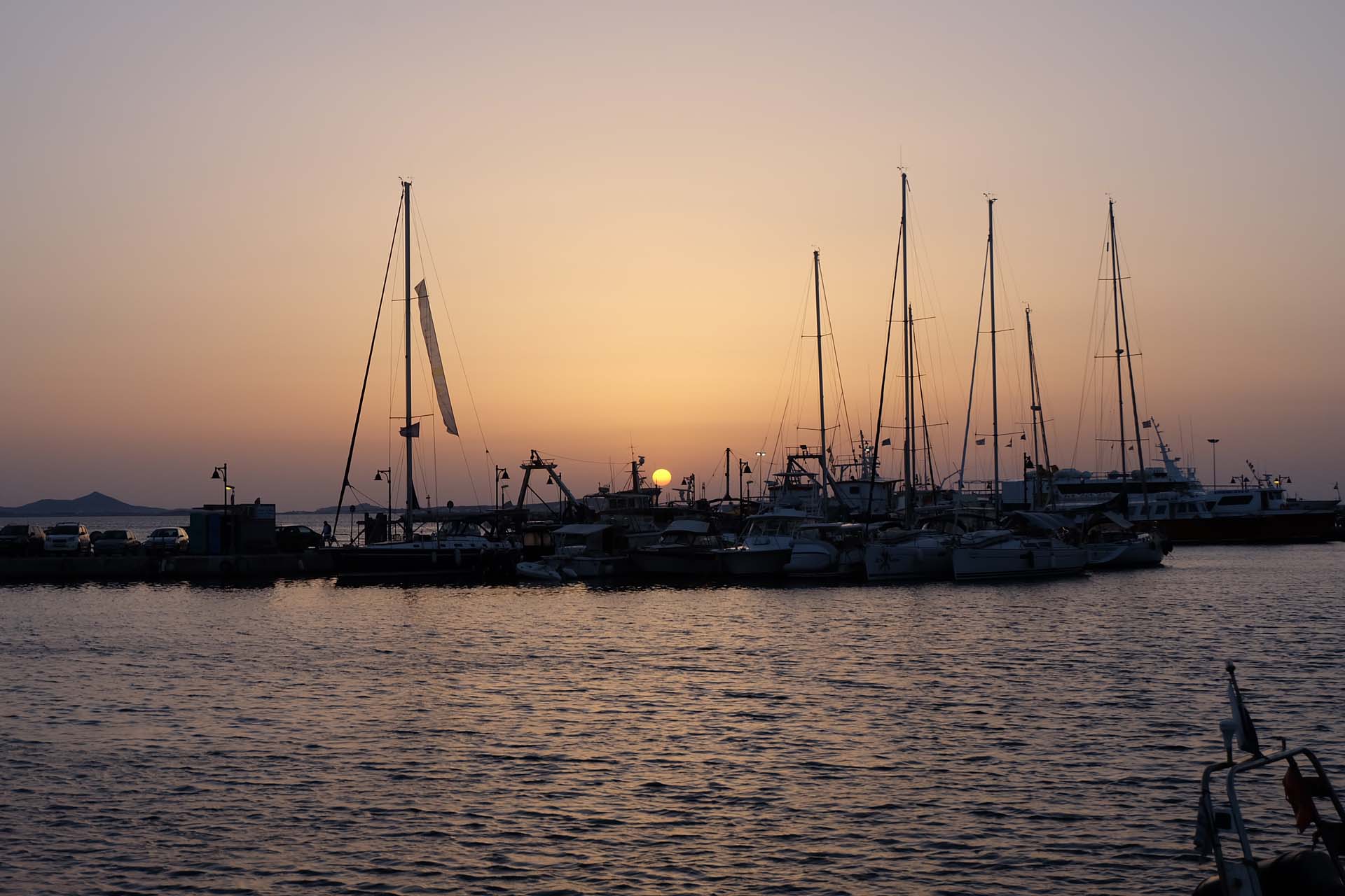 Malerischer Sonnenuntergang ueber dem Hafen von Naxos