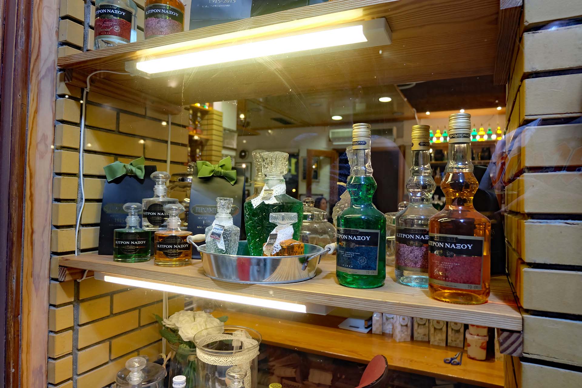 Auslage mit verschiedenen Kaelasorten in einem Schaufenster
