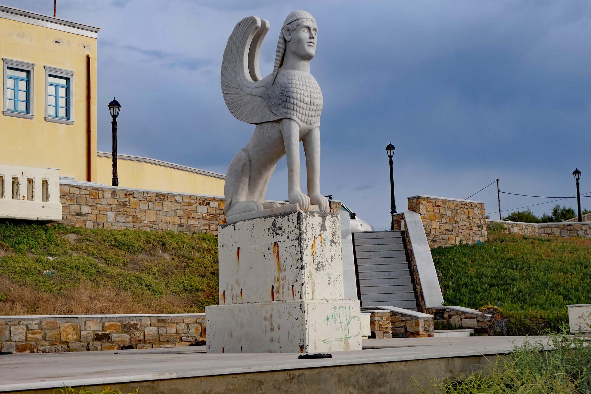 Ein Abbild der historischen Sphinx von Naxos auf einer Steinsaeule