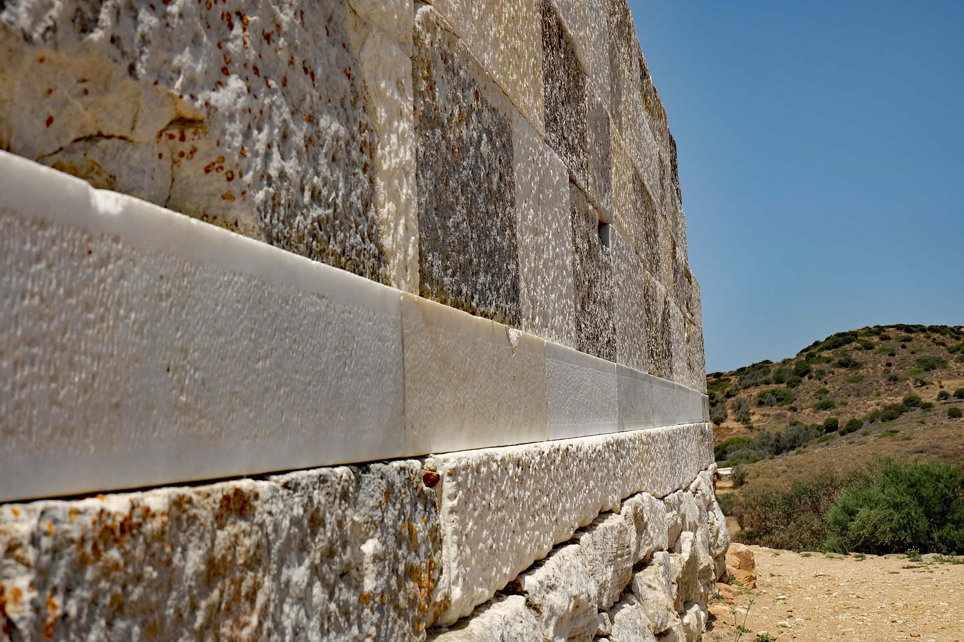 Antike Marmorbloecke auf dem Fundament des Tempels