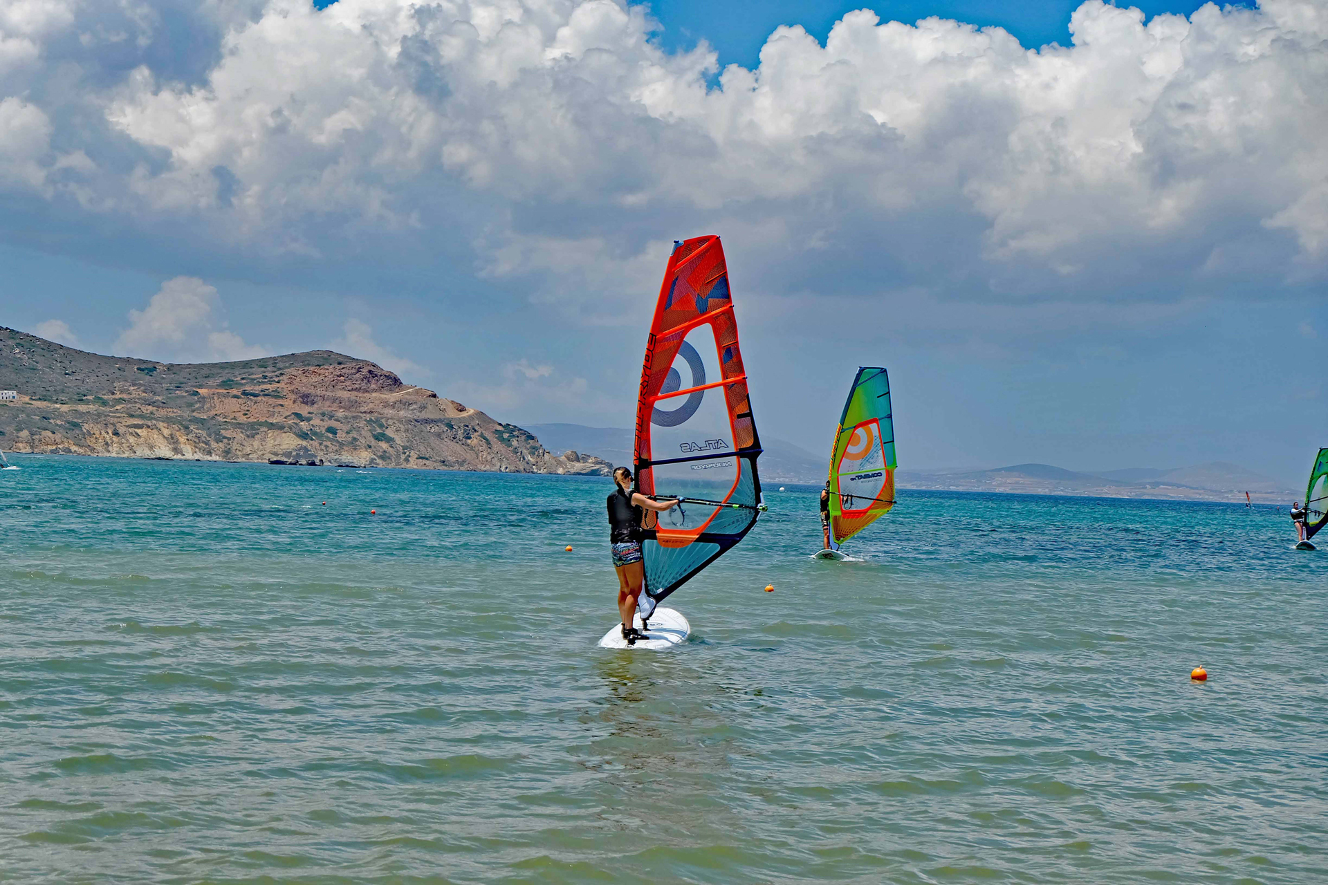 Windsurfer auf dem Wasser bei Manto