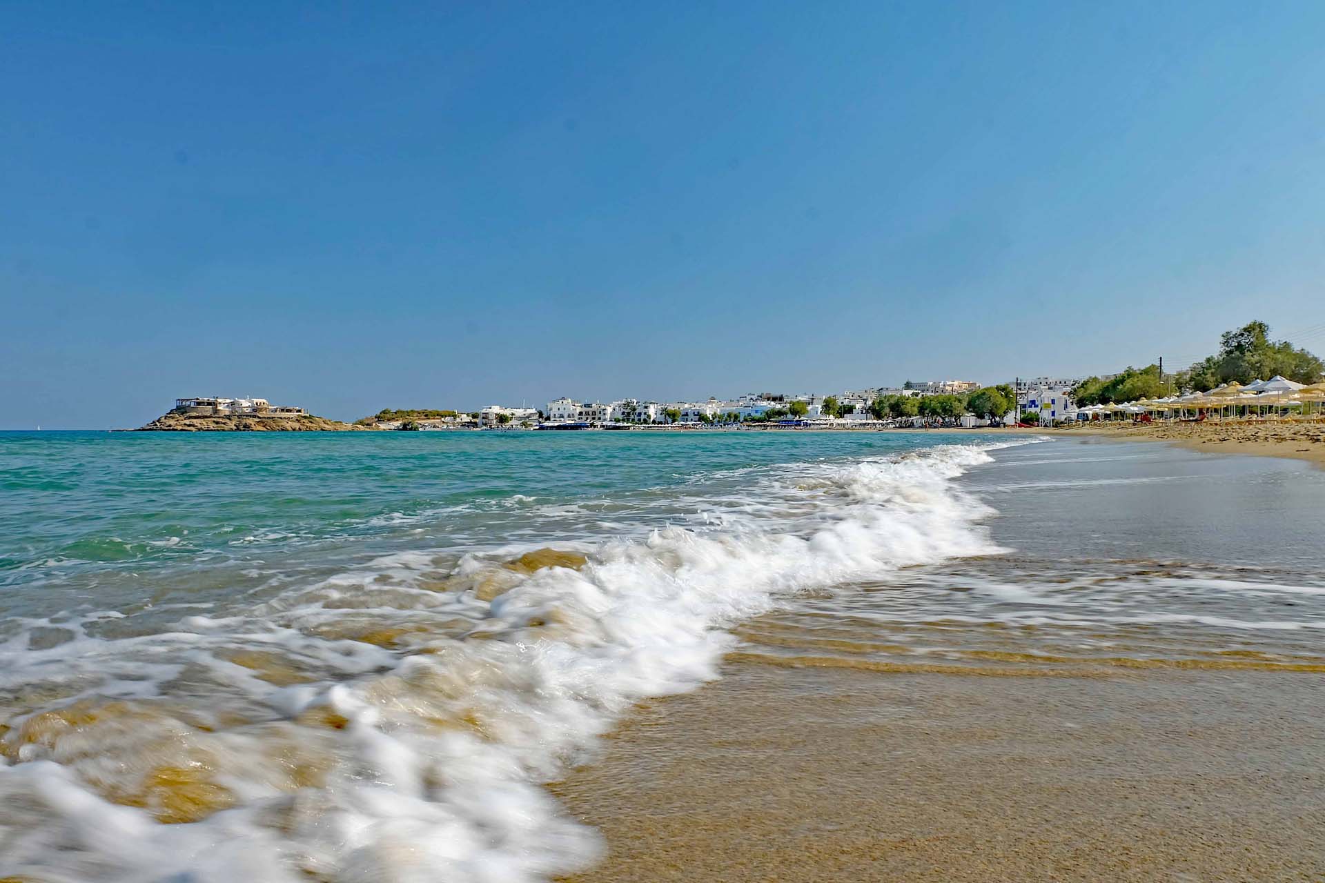Im Hintergrund Naxos Stadt