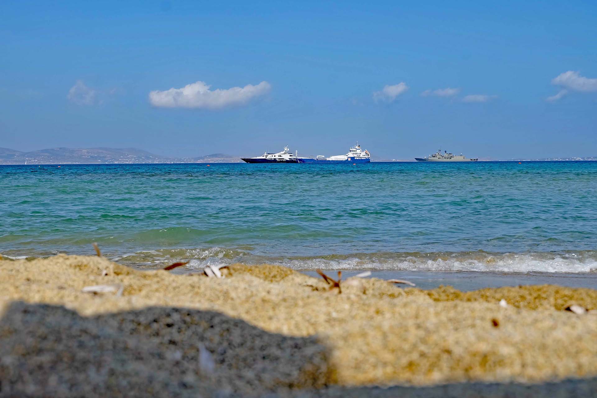 Schiffe beobachten, im Hintergrund die Insel Paros