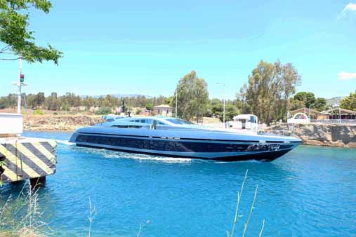 Ausfahrende Yacht
